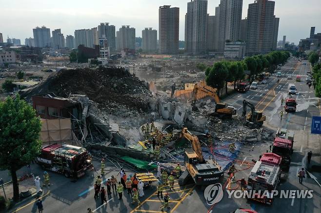 광주 학동 건물 붕괴 (광주=연합뉴스) 정회성 기자 = 9일 오후 광주 동구 학동의 한 철거 작업 중이던 건물이 붕괴, 도로 위로 건물 잔해가 쏟아져 시내버스 등이 매몰됐다. 2021.6.9 iso64@yna.co.kr