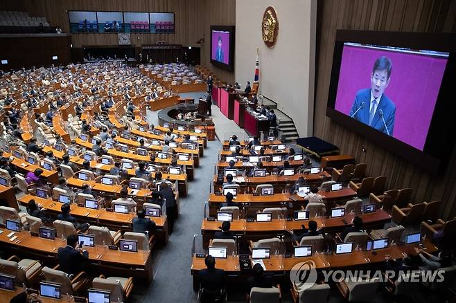 당선인사하는 김진표 신임 국회의장 (서울=연합뉴스) 하사헌 기자 = 김진표 신임 국회의장이 4일 오후 서울 여의도 국회에서 열린 제398회 국회(임시회) 제1차 본회의에서 당선인사를 하고 있다. 2022.7.4 [국회사진기자단] toadboy@yna.co.kr