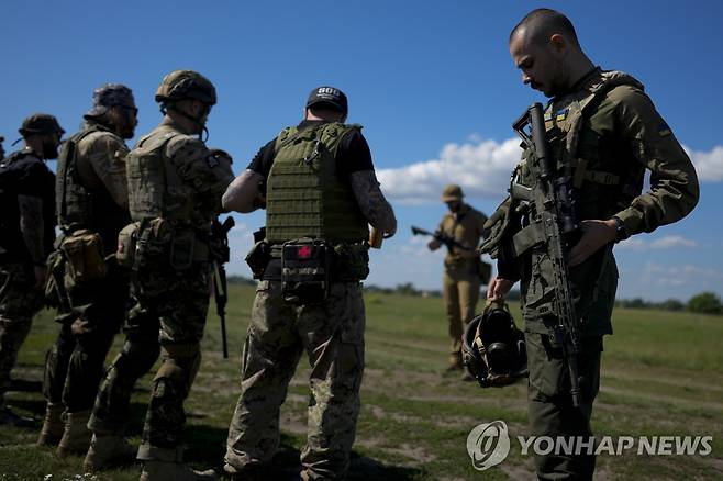 키이우 외곽서 훈련중인 우크라 병사들(기사와 직접관련 없음) [AP=연합뉴스 자료사진. 재판매 및 DB 금지]