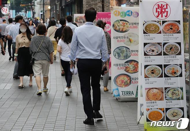 4일 서울 명동의 식당가에 메뉴와 가격표가 안내되어 있다.  2022.7.4/뉴스1 © News1