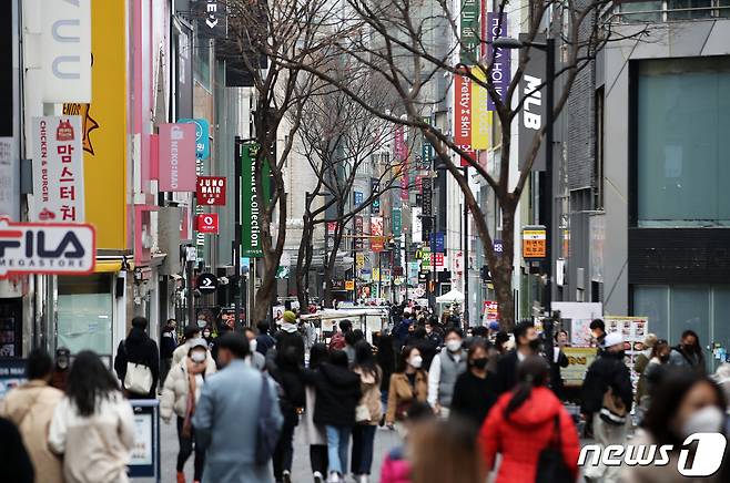 28일 오후 서울 중구 명동거리가 쇼핑 인파로 붐비고 있다(사진은 기사 내용과 관련 없음) 2021.2.28/뉴스1 © News1 오대일 기자