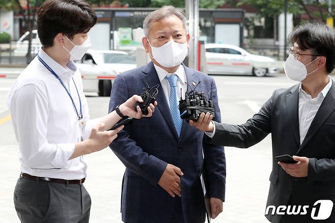 이상민 행정안전부 장관이 5일 오전 서울 서대문구 국가경찰위원회에서 열린 차기 경찰청장 임명제청동의안 심의위원회에 참석하기 앞서 취재진의 질문에 답하고 있다. 2022.7.5/뉴스1 © News1 민경석 기자