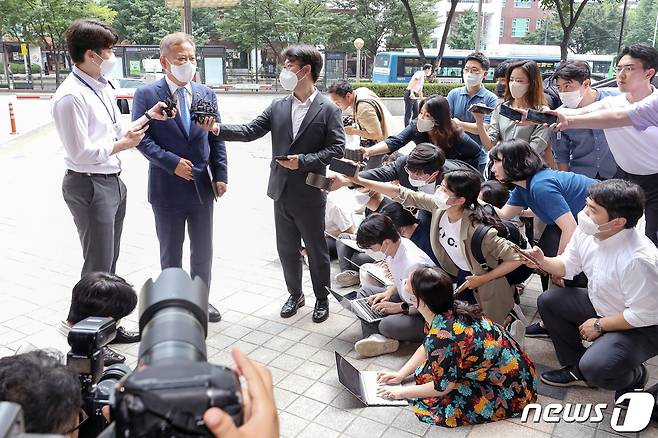 이상민 행정안전부 장관이 5일 오전 서울 서대문구 국가경찰위원회에서 열린 차기 경찰청장 임명제청동의안 심의위원회에 참석하며 취재진의 질문에 답하고 있다. 2022.7.5/뉴스1 © News1 민경석 기자