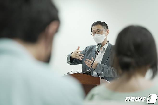 5일 오후 서울 공정거래조정원에서 기자들과 간담회를 갖고 있는 송옥렬 공정거래위원장 후보자. (공정위 제공) © 뉴스1