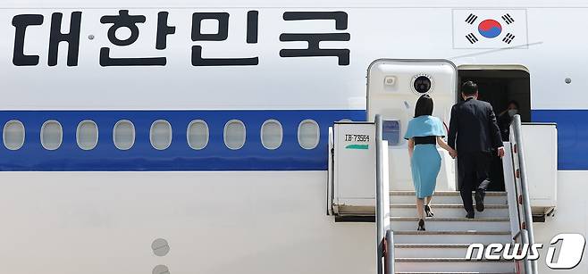 윤석열 대통령과 김건희 여사가 30일 오후(현지시간) 3박5일 동안 나토(NATO 북대서양조약기구) 정상회의 첫 순방을 마치고 스페인 마드리드 바라하스 국제공항에서 공군1호기에 탑승하고 있다. (대통령실사진기자단) 2022.6.30/뉴스1 © News1 오대일 기자