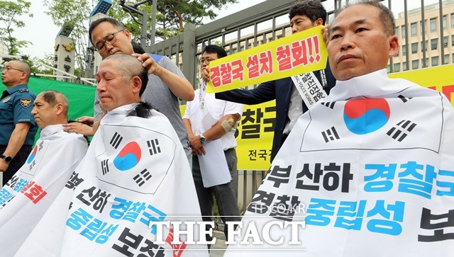 일선 경찰관들이 행정안전부의 이른바 '경찰국' 신설에 반대하며 단체 삭발과 함께 단식투쟁에 돌입했다./뉴시스