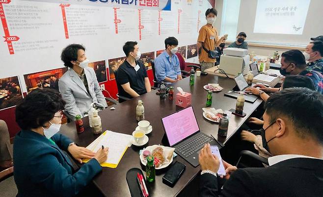 윤경주 제너시스BBQ 부회장과 부서장, 충청·전라 지역 패밀리가 간담회를 진행하고 있다.