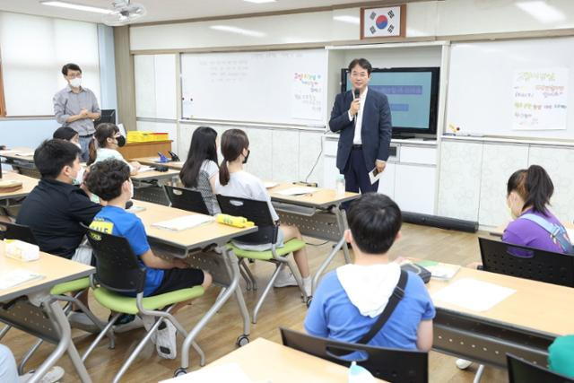 이동환 고양시장이 당선인 신분이던 지난달 27일 고양 토당초등학교를 찾아 학생들의 제안사항 이행을 약속하고 있다. 고양시 제공