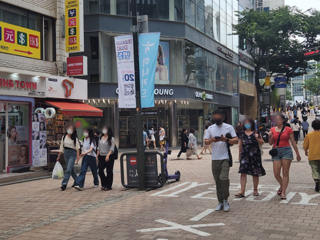 5일 낮 서울 중구 명동에 마스크를 쓴 시민과 관광객들이 거리를 걷고 있다. 김신영 인턴기자