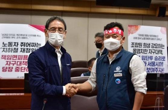 서울교통공사 노사가 지난해 임금·단체협약 교섭에 합의한 후 악수하고 있다. [뉴스1]