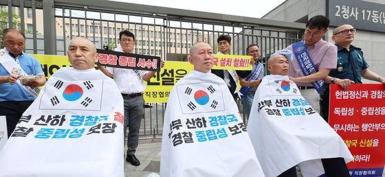 전국경찰직장협의회(직협) 관계자들이 5일 정부세종2청사 행정안전부 앞에서 경찰국 신설 정책 철회를 요구하는 호소문을 발표한 뒤 삭발하고 있다. [연합뉴스]