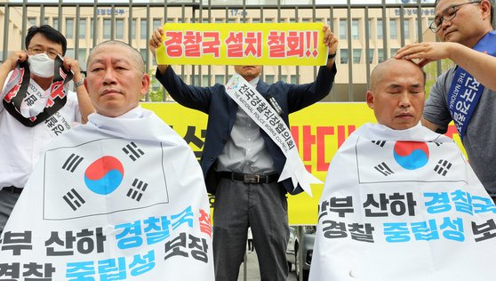 전국경찰직장협의회 관계자들이 5일 오전 세종시 정부세종2청사 행정안전부 앞에서 경찰국 신설 정책 철회를 촉구하는 호소문을 발표한 뒤 삭발하고 있다. 뉴시스