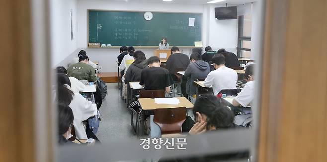 지난달 9일 서울 마포구 종로학원 강북본원에서 수험생들이 2023학년도 대학수학능력시험 6월 모의고사에 응시하고 있다.  한수빈 기자