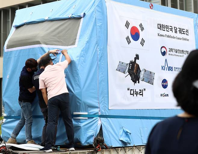 5일 오전 대전 유성구 한국항공우주연구원에서 연구진이 한국의 첫번째 달 궤도선인 ‘다누리’를 점검하고 있다. 다누리는 다음달 3일 미국 플로리다주 케이프커내버럴 우주군 기지에서 스페이스X 로켓에 실려 발사되며 이날 특수 컨테이너에 실려 인천국제공항으로 옮겨졌다. 연합뉴스