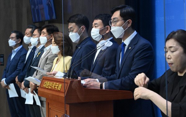 더불어민주당 친이재명계 의원들이 5일 국회 소통관에서 전당대회 방식과 관련한 기자회견을 하고 있다. 왼쪽부터 정성호·정청래·박주민·김병욱·양이원영·김남국·김용민·장경태 의원. 김정록 기자