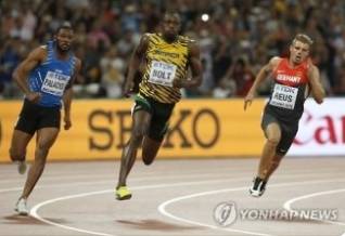 전 세계 단거리 최고 스타 우사인 볼트가 200m에서 곡선주로를 달리는 모습 [연합뉴스 자료사진]