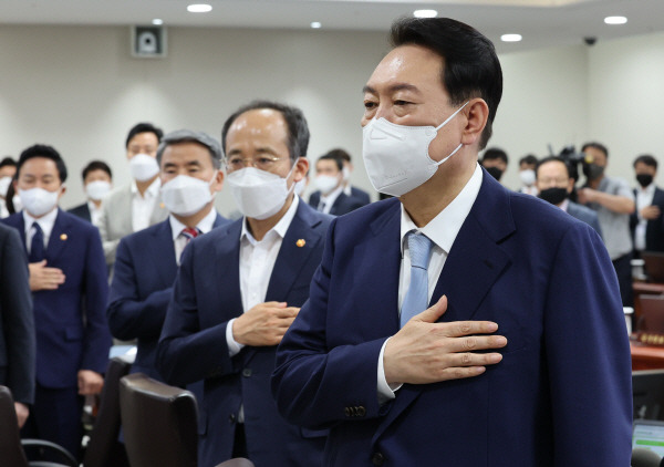 윤석열 대통령이 5일 오전 서울 용산 대통령실 청사에서 열린 국무회의에서 국기에 경례하고 있다. [사진 출처 = 연합뉴스]