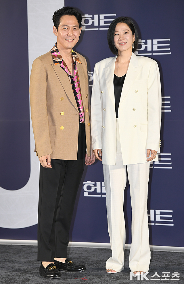 The movie Hunt production briefing session was held at Megabox Seongsu, Seongdong-gu, Seoul on the 5th.Actor Lee Jung-jae, Hye-Jin Jeon have photo time.