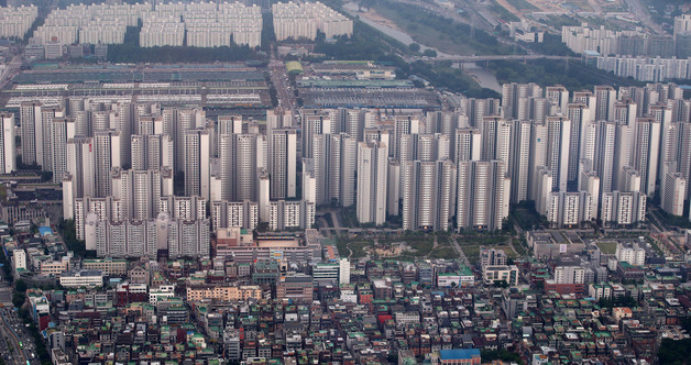 (서울=뉴스1) 김진환 기자 = 사진은 5일 서울 송파구 롯데월드타워에서 바라본 아파트 단지의 모습. 2022.7.5/뉴스1