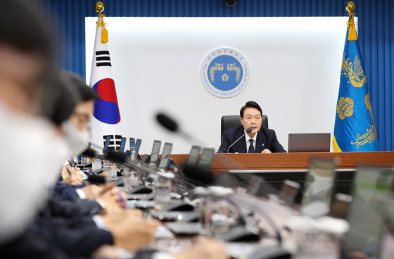 윤석열 대통령이 21일 용산 대통령실 청사 영상회의실에서 열린 국무회의에서 모두발언을 하고 있다. 대통령실사진기자단 /사진=뉴스1