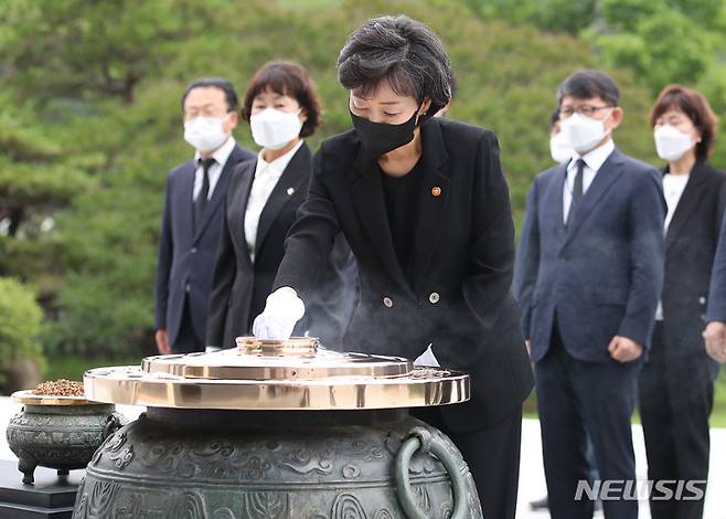 [서울=뉴시스] 김진아 기자 = 박순애 신임 사회부총리 겸 교육부 장관이 5일 서울 동작구 국립서울현충원을 찾아 현충탑에 분향하고 있다. 2022.07.05. photo@newsis.com