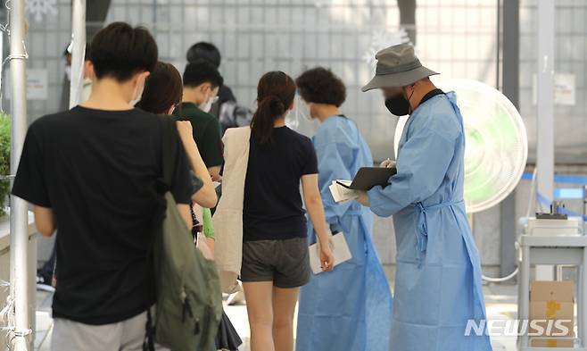 [서울=뉴시스] 김금보 기자 = 국내 코로나19 하루 신규확진자 수가 전주 대비 8253명 급증해 1만 8147명을 기록한 5일 오전 서울 서초구보건소 선별진료소에서 검사 대상자들이 pcr 검사를 기다리고 있다. 2022.07.05. kgb@newsis.com