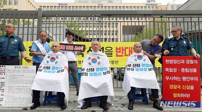 [세종=뉴시스] 강종민 기자 = 전국경찰직장협의회 관계자들이 5일 오전 세종시 정부세종2청사 행정안전부 앞에서 경찰국 신설 정책 철회를 촉구하는 호소문을 발표한 뒤 삭발하고 있다. 2022.07.05. ppkjm@newsis.com