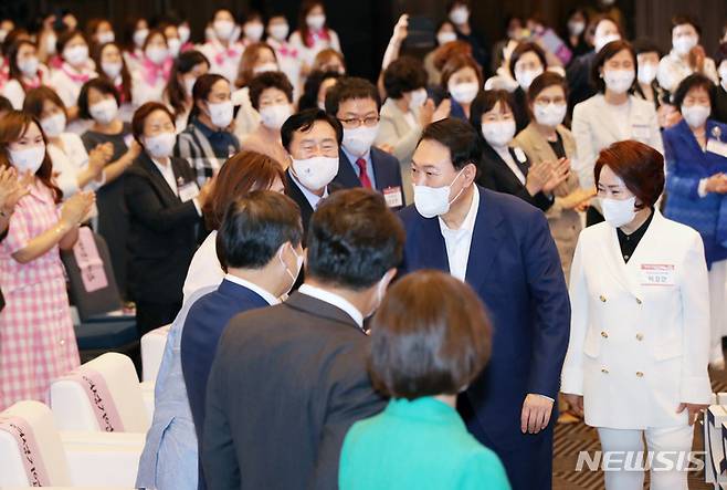 [서울=뉴시스] 전신 기자 = 윤석열 대통령이 5일 서울 여의도 중소기업중앙회관에서 열린 제1회 여성기업주간 여성경제인의 날 유공자 정부포상 수여식에 입장하며 참석자들과 인사하고 있다. 2022.07.05. photo1006@newsis.com