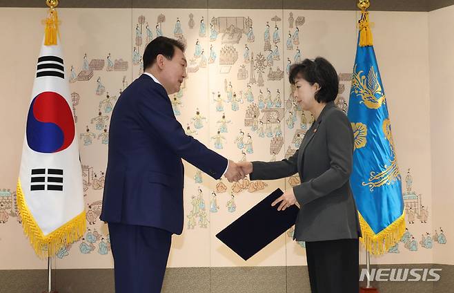 [서울=뉴시스] 전신 기자 = 윤석열 대통령이 5일 오전 서울 용산 대통령실 청사에서 박순애 사회부총리 겸 교육부 장관에게 임명장을 수여하고 있다. (사진=대통령실통신사진기자단) 2022.07.05. photo1006@newsis.com