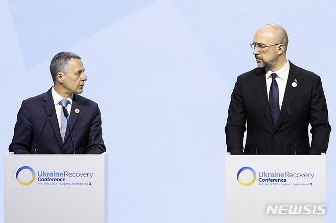 [루가노(스위스)=AP/뉴시스]이냐치오 카시스스위스 대통령(왼쪽)과 데니스 쉬마할 우크라이나 총리가 5일(현지시간) 스위스 루가노에서 막을 내린 우크라이나 재건회의(URC2022) 기자회견을 하고 있다. 2022.07.05.