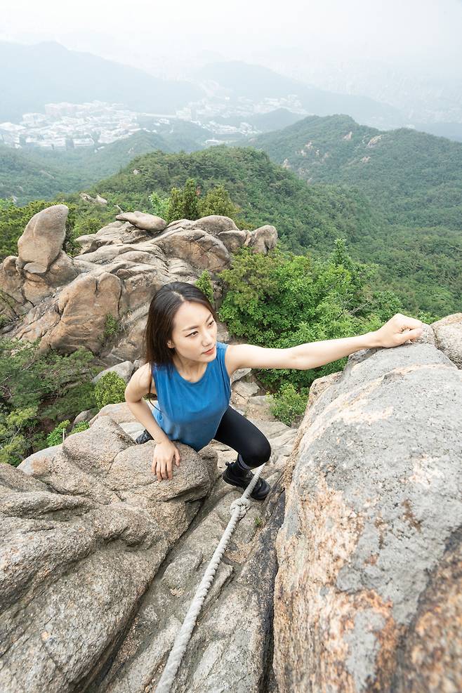 수영장능선에선 두 손과 두 발을 모두 써서 올라야 하는 구간이 더러 나온다.