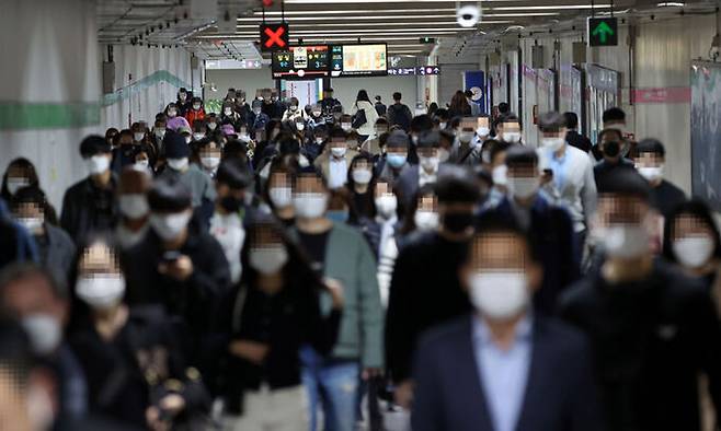 서울 송파구 지하철 잠실역에서 출근길 시민들이 마스크를 쓰고 이동하고 있다. 연합뉴스