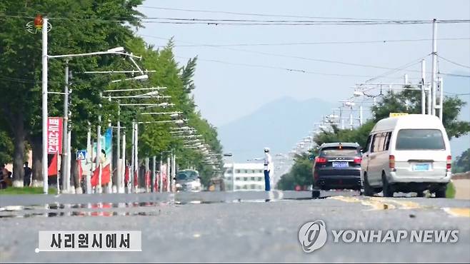 북한 평양을 비롯 여러지역 폭염에 '아우성' (서울=연합뉴스) 조선중앙TV는 2일부터 시작된 폭염이 4일에도 계속돼 문천 홍원에서는 35도씨 이상의 고온현상이 발생했으며 수동군 34.8도씨 습도 67%를 비롯 높은 습도로 인한 폭염이 전국을 강타하고있다고 보도했다. 사진은 사리원시의 한 도로가 고온으로 인해 이글거리는 모습. [조선중앙TV 화면] 2022.7.4 
    [국내에서만 사용가능. 재배포 금지. For Use Only in the Republic of Korea. No Redistribution] nkphoto@yna.co.kr