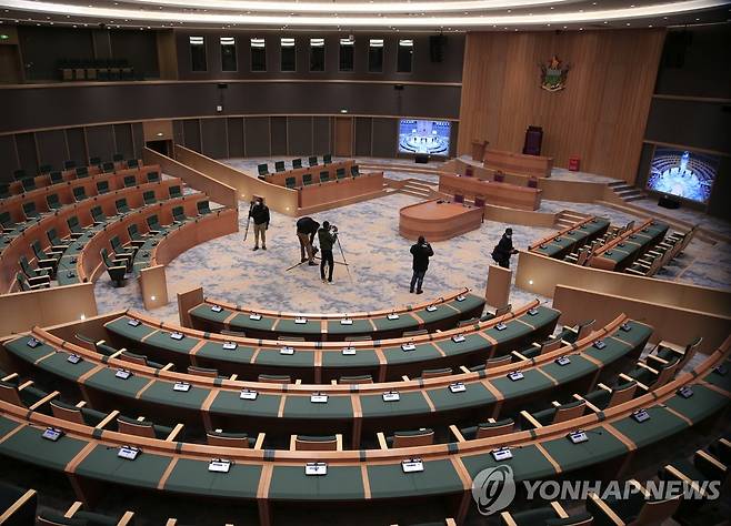 (신화=연합뉴스) 지난달 29일 중국이 건설해 선물한 짐바브웨 새 의사당 내부 모습. 2022.7.5.