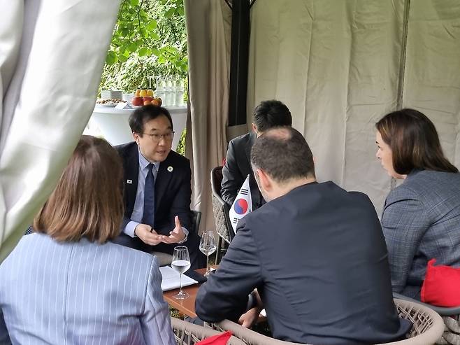 이도훈 외교2차관, 올렉산드르 쿠브라코프 우크라이나 인프라부 장관과 회동 (서울=연합뉴스) 스위스 루가노에서 4일 개막한 우크라이나 복귀회의에 참석한 이도훈 외교2차관이 현지서 올렉산드르 쿠브라코프 우크라이나 인프라부 장관과 양자 회동을 진행했다. 2022.7.5 [외교부 제공]