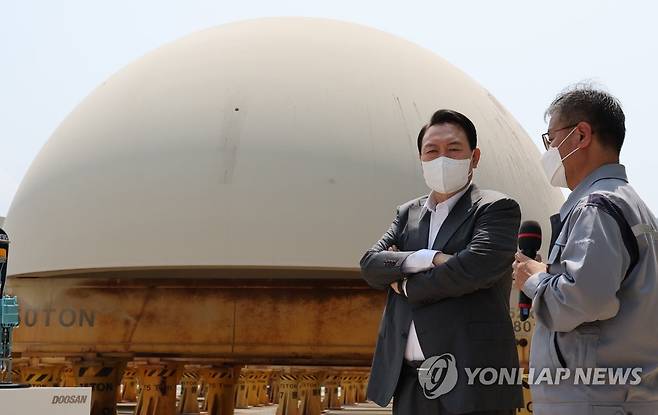 신한울 3·4호기 주단소재 보관장 찾은 윤 대통령 (창원=연합뉴스) 서명곤 기자 = 윤석열 대통령이 22일 오전 경남 창원시 두산에너빌리티를 방문해 신한울 3·4호기 원자로와 증기발생기용 주단소재 보관장에서 한국형원전 APR1400에 대한 설명을 듣고 있다.   2022.6.22 seephoto@yna.co.kr