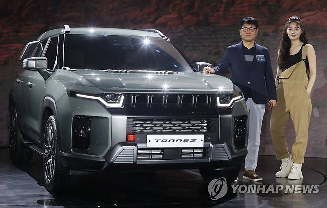 쌍용자동차 SUV 토레스 출시 (영종도=연합뉴스) 류효림 기자 = 정용원 쌍용자동차 관리인이 5일 인천 영종도 네스트 호텔에서 열린 쌍용자동차 SUV 토레스 언론공개 행사에서 차량을 소개하고 있다. 2022.7.5 ryousanta@yna.co.kr