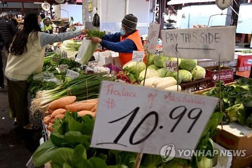 치솟는 호주 물가 (멜버른 AFP=연합뉴스) 호주 중앙은행이 기준금리를 0.5%포인트 올린 5일 호주 멜버른 빅토리아 시장에서 사람들이 채소를 사고 있다. 2022.7.5 photo@yna.co.kr