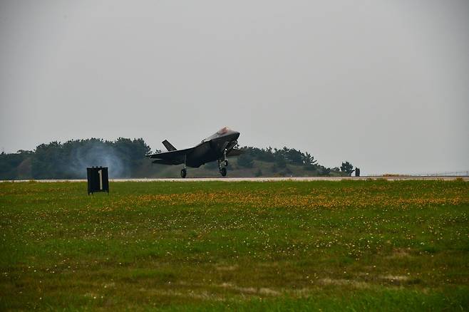 미 F-35A 한국 도착 (서울=연합뉴스) 5일 미 공군 알래스카 아일슨 공군기지의 F-35A 전투기가 한국 공군과 연합훈련 및 공중 작전을 수행하기 위해 한국에 도착했다. 2022.7.5  [주한미군 제공. 재판매 및 DB 금지]