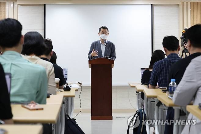 송옥렬 공정거래위원장 후보자 기자간담회 (서울=연합뉴스) 김주성 기자 = 송옥렬 공정거래위원장 후보자가 5일 오후 서울 중구 한국공정거래조정원에서 열린 기자간담회에서 취재진의 질문에 답하고 있다. 2022.7.5 utzza@yna.co.kr