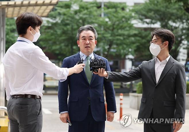 윤희근 경찰청장 후보자 "국민 기대와 우려에 무거운 책임감" (서울=연합뉴스) 임헌정 기자 = 새 경찰청장 후보자인 윤희근 경찰청 차장이 5일 서울 서대문구 국가경찰위원회 임시회의에 참석하기 전 취재진에게 소감을 밝히고 있다.
    윤 차장은 이날 회의에 참석하며 "경찰에 대한 국민들의 기대와 우려가 그 어느 때보다 크고 엄중한 상황임을 잘 알고 있다"며 "무거운 책임감과 사명감을 느낀다"고 말했다. 2022.7.5 kane@yna.co.kr