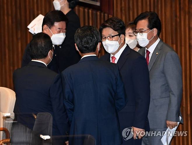 인사하는 김진표 신임 국회의장 (서울=연합뉴스) 백승렬 기자 = 김진표 신임 국회의장이 4일 오후 서울 여의도 국회에서 열린 제398회 국회(임시회) 제1차 본회의에서 국민의힘 권성동 원내대표와 더불어민주당 박홍근 원내대표 등 여야 원내지도부와 인사하고 있다. 2022.7.4 [국회사진기자단] srbaek@yna.co.kr