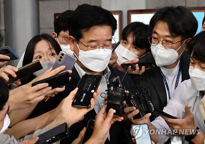 취재진에 둘러싸인 김창룡 경찰청장 (서울=연합뉴스) 임화영 기자 = 김창룡 경찰청장이 27일 서울 서대문구 경찰청 브리핑룸에서 사의 표명 관련 입장을 밝힌 후 청사를 나서며 취재진의 질문세례를 받고 있다.
    김 청장의 사의 표명은 행정안전부 경찰 제도개선 자문위원회의 경찰 통제 권고안에 대한 조직 내부 반발, 치안감 인사 번복을 둘러싼 윤석열 대통령의 '국기문란' 질책 등에 책임을 진다는 차원으로 받아들여지고 있다. 2022.6.27 [공동취재] hwayoung7@yna.co.kr