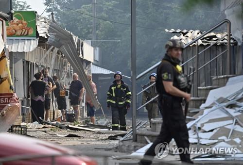러시아의 공격으로 파괴된 슬라뱐스크 거리 모습  [APF 연합뉴스 자료사진. 재판매 및 DB 금지]