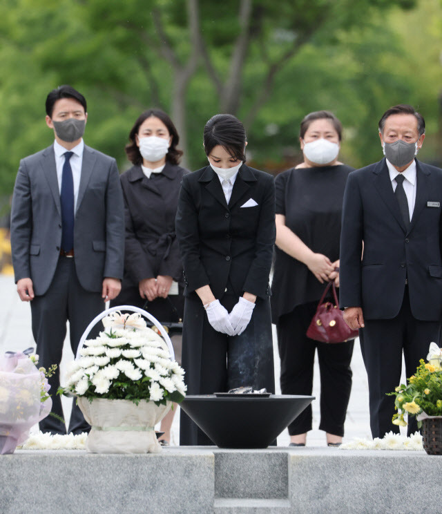 윤석열 대통령 부인 김건희 여사가 13일 오후 경남 김해시 진영읍 봉하마을을 방문해 고(故) 노무현 전 대통령 묘역을 참배하고 있다.(사진=연합뉴스)