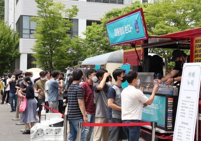 한국항공우주연구원 직원들이 6일 대전 유성구 항우연에서 음료를 주문하고 있다. 윤석열 대통령은 이날 누리호 2차 발사 성공 등을 위해 노력한 연구원들을 위해 커피와 쿠키 푸드트럭을 보냈다. (사진=대통령실사진기자단)