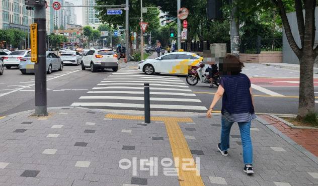 6일 서울 마포구의 한 횡단보도 앞 우회전 차량이 이동하고 있는 모습.(사진=이용성 기자)