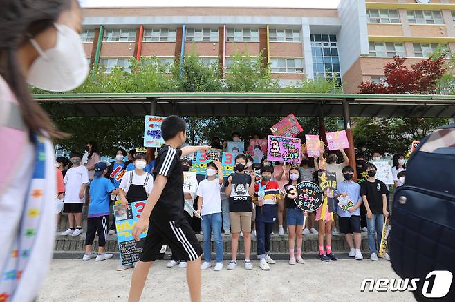 6일 오전 경기 수원시 권선구 능실초등학교에서 학생들이 '2022년도 2학기 학생자치회 임원선거' 선거운동을 하고 있다. 2022.7.6/뉴스1 © News1 김영운 기자