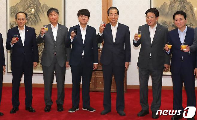 한덕수 국무총리와 이준석 국민의힘 대표를 비롯한 참석자들이 6일 오전 서울 삼청동 총리공관에서 윤석열 정부 출범 뒤 처음으로 열린 고위 당정 협의회에서 기념 촬영을 하고 있다. 왼쪽부터 추경호 경제부총리 겸 기획재정부 장관, 김대기 대통령비서실장, 이 대표, 한 총리, 권성동 국민의힘 원내대표, 성일종 정책위의장. 2022.7.6/뉴스1 © News1 임세영 기자