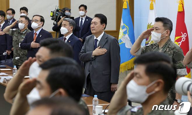 윤석열 대통령이 6일 오전 충남 계룡대에서 열린 22년 전반기 전군 주요지휘관회의에 앞서 국민의례를 하고 있다. (대통령실사진기자단) 2022.7.6/뉴스1 © News1 오대일 기자